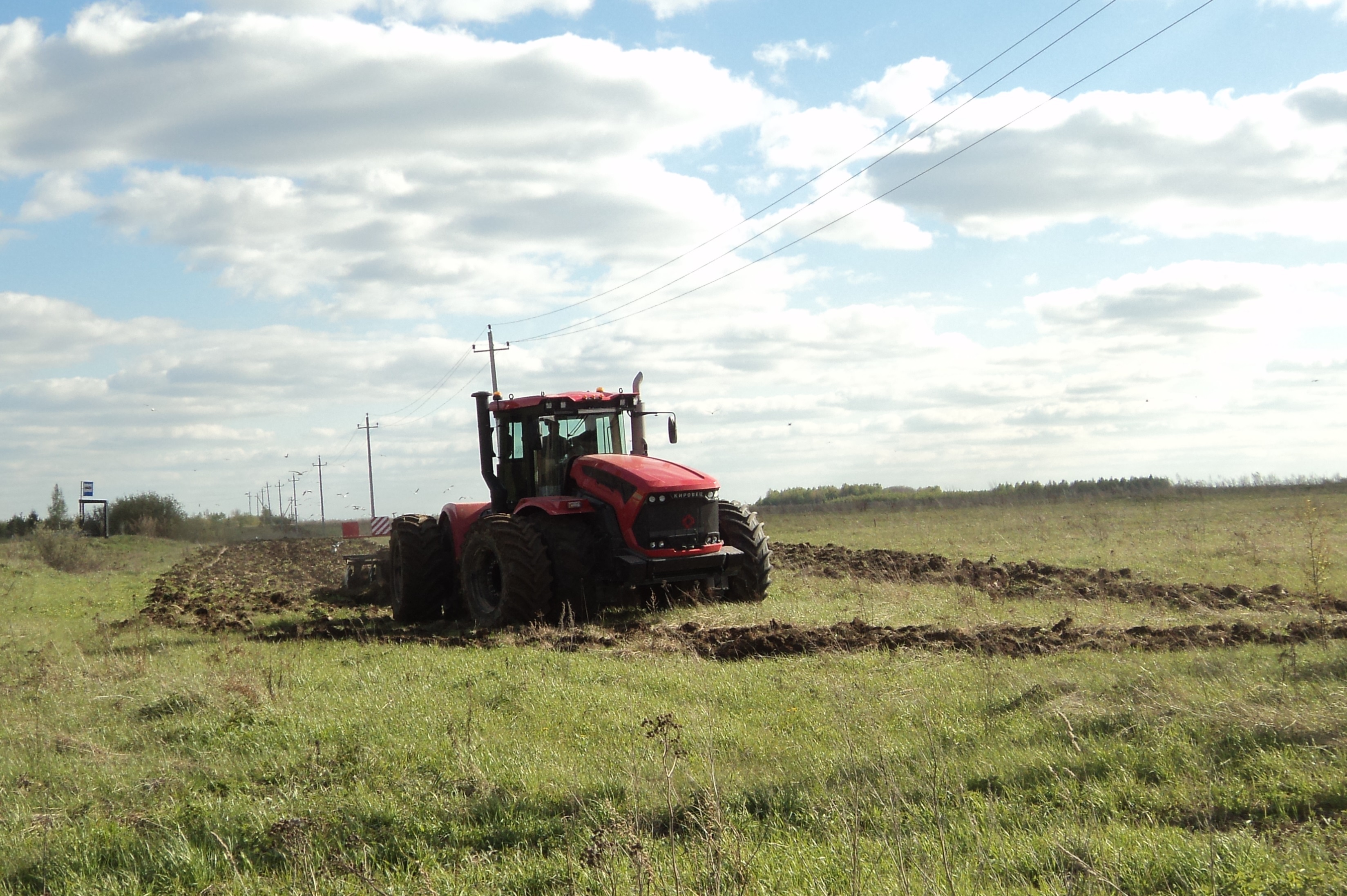 В Лухском районе продолжаются весенние полевые работы.