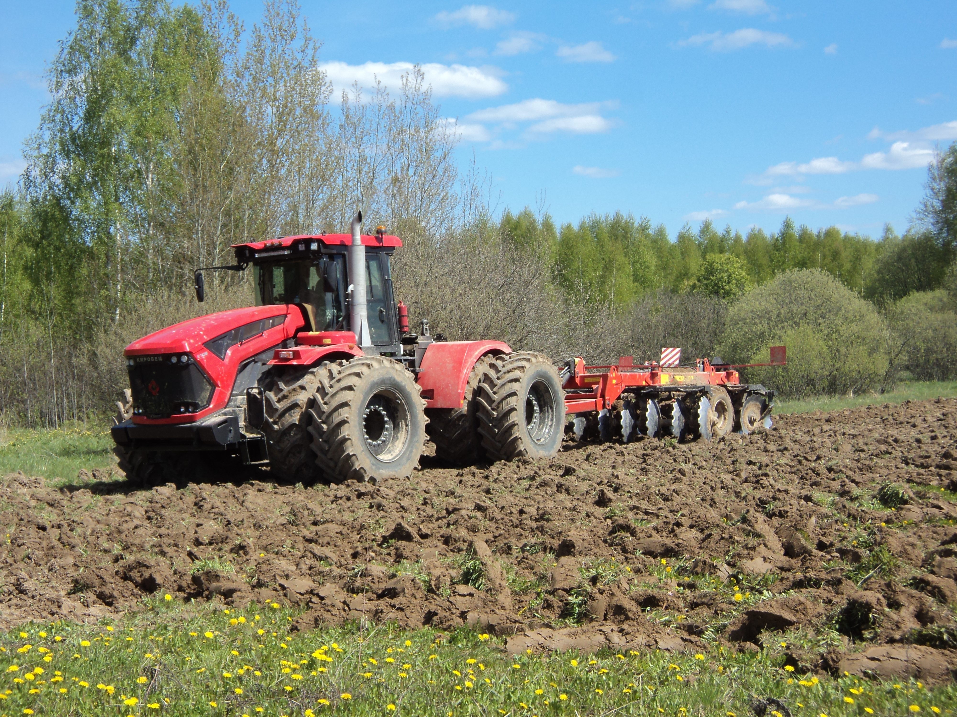 В полях Лухского района продолжаются весенние полевые работы.