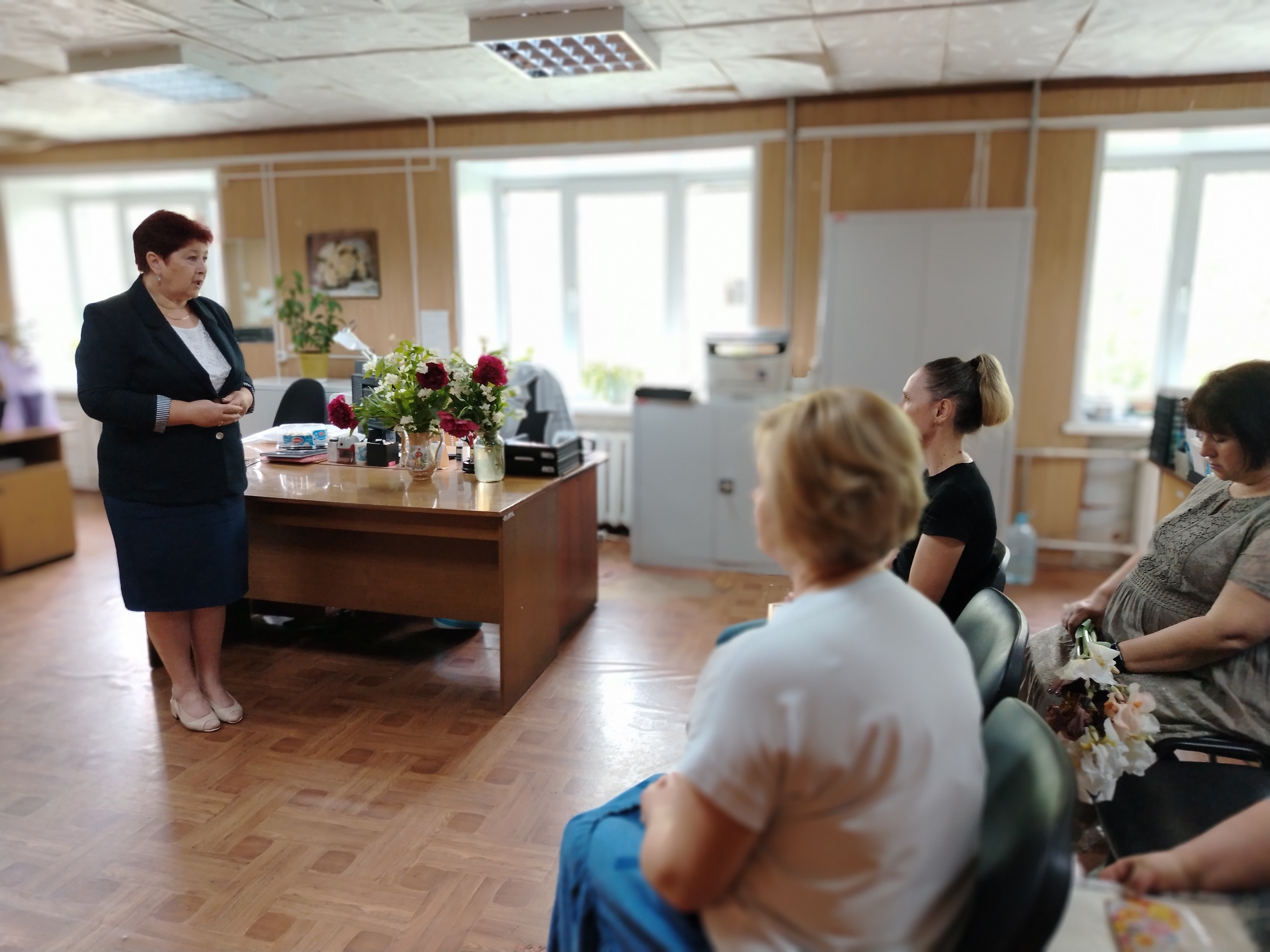 Сотрудники социальной сферы принимают поздравления.