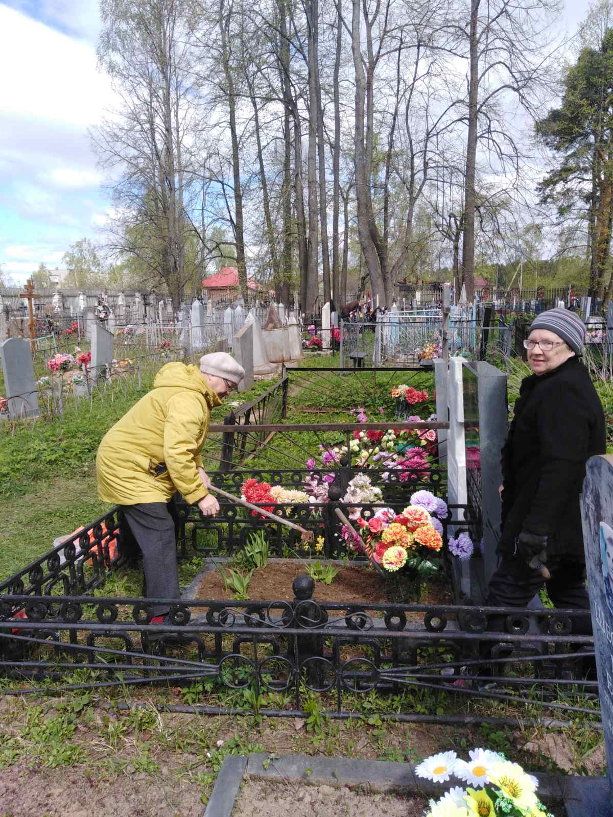 Ветераны п.Лух провели субботник по облагораживанию мест захоронения участников Великой Отечественной войны.