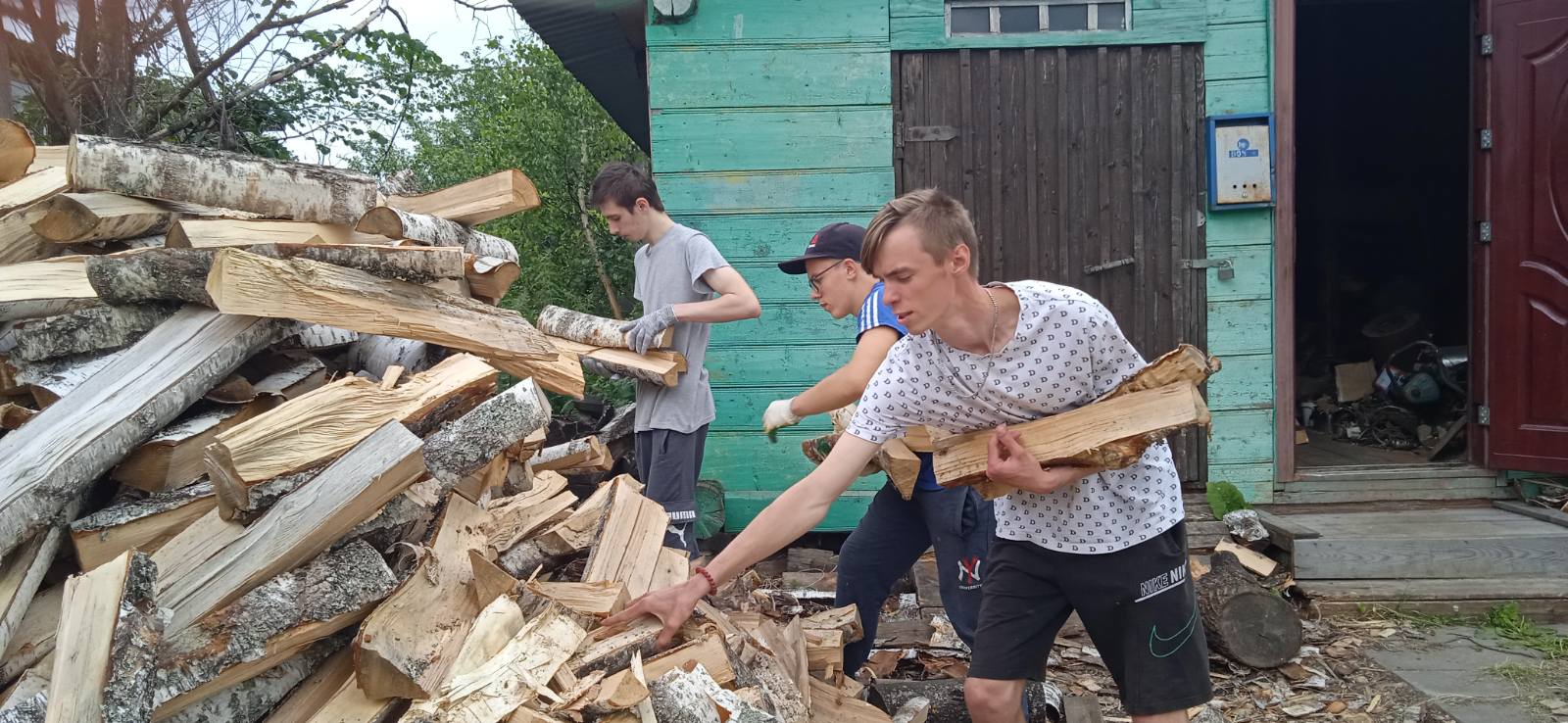 Волонтеры ЦВР п.Лух пришли на помощь.