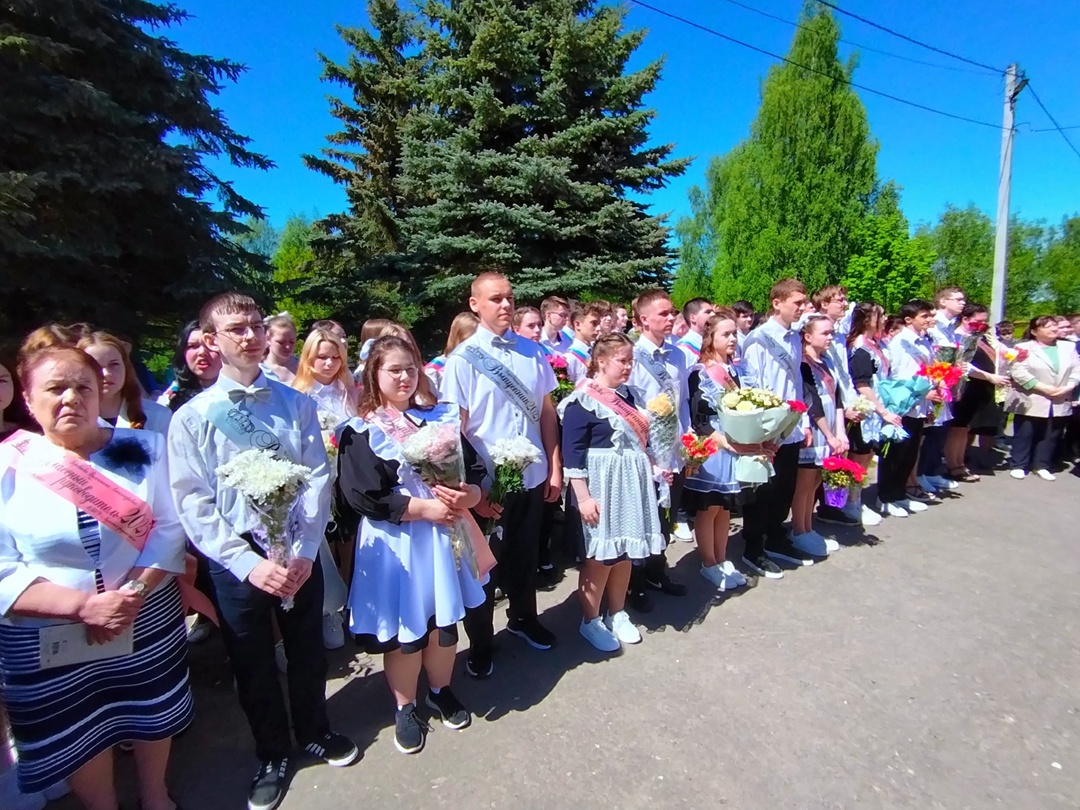 Торжественная линейка, посвященная последнему школьному звонку.