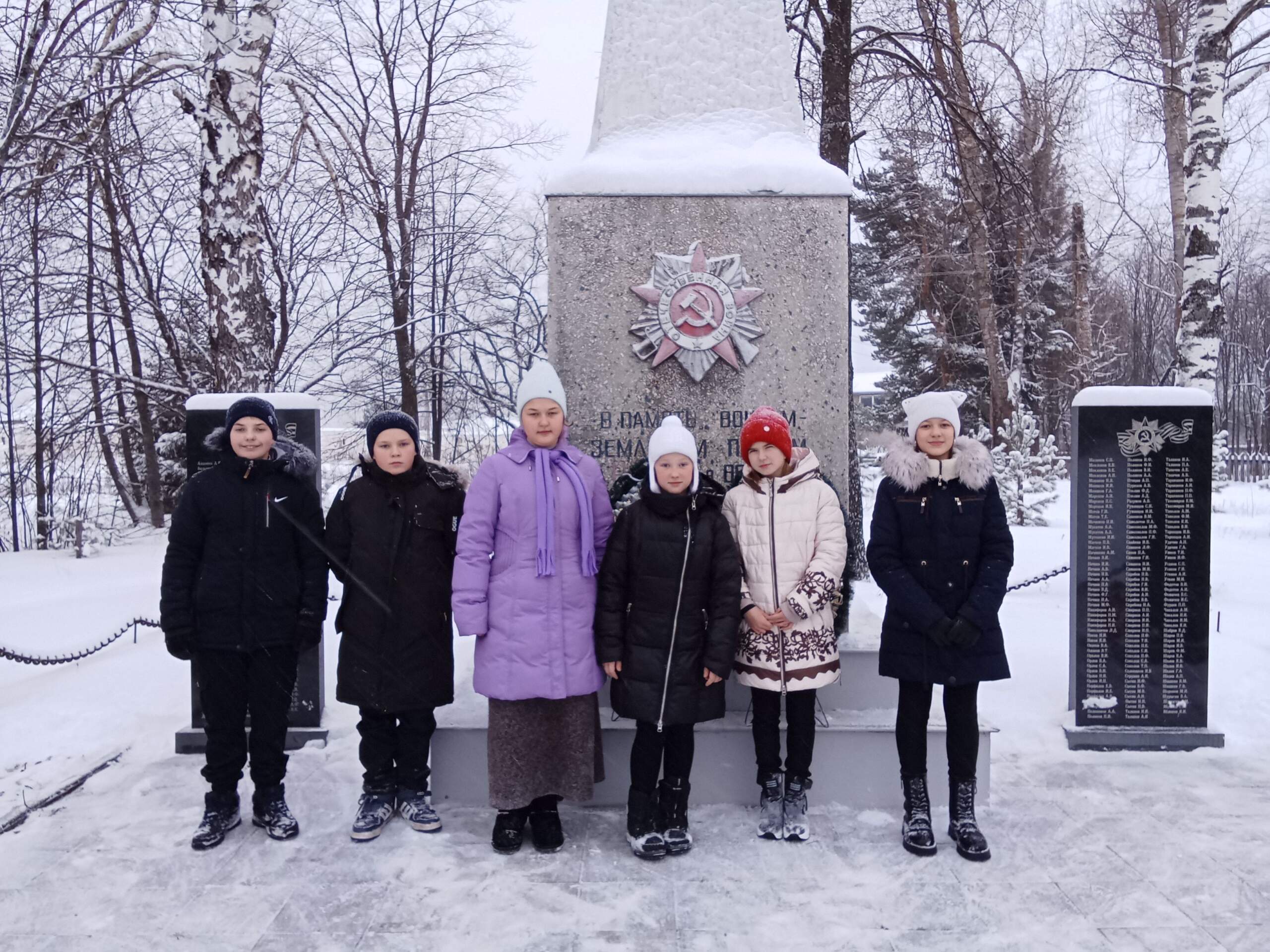 Учащиеся школ района навели порядок у памятников воинам-землякам.