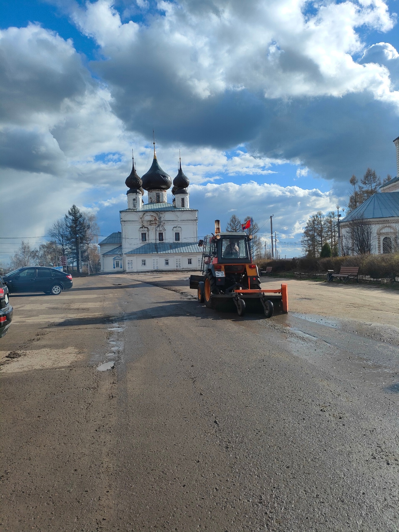 Проводятся работы по благоустройству центральной части п. Лух.