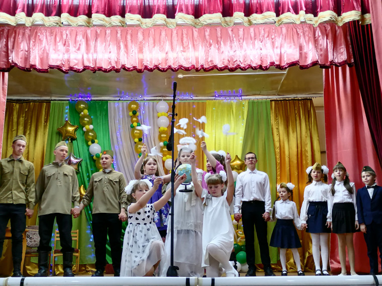 В Лухе прошел Районный фестиваль – конкурс патриотический песни «Во славу Родины поем!» среди учащихся района.