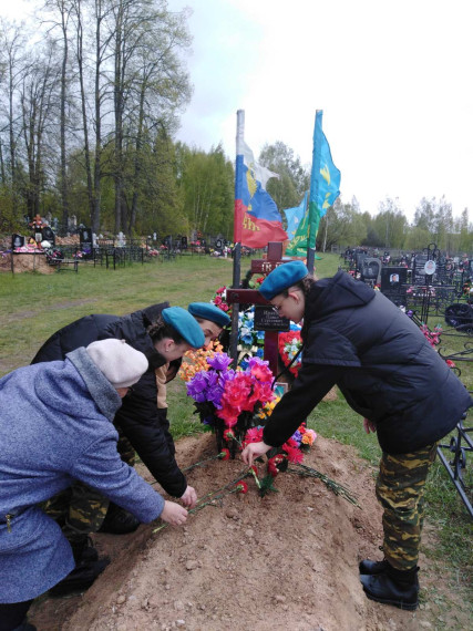 Возложение цветов к мемориалам и памятникам погибшим воинам - это Дань светлой памяти защитникам Родины.